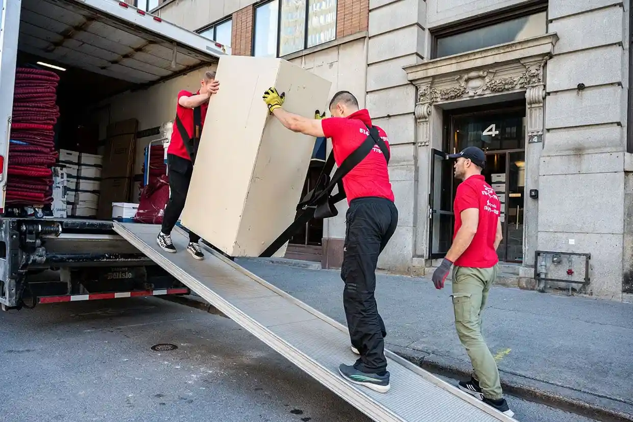 Camion Aquitroc devant une maison à débarrasser