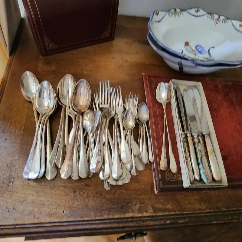 Pièces d'argenterie (couverts, plats) anciennes retrouvées en succession