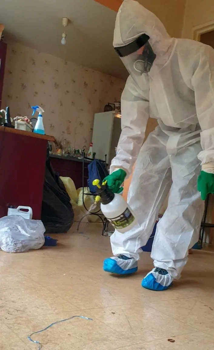 Nettoyage après un suicide par l'équipe Aquitroc